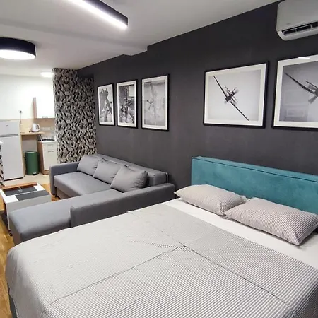 Mac Aviator Center Two Double Bed