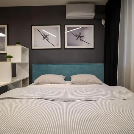 Mac Aviator Center Two Double Bed